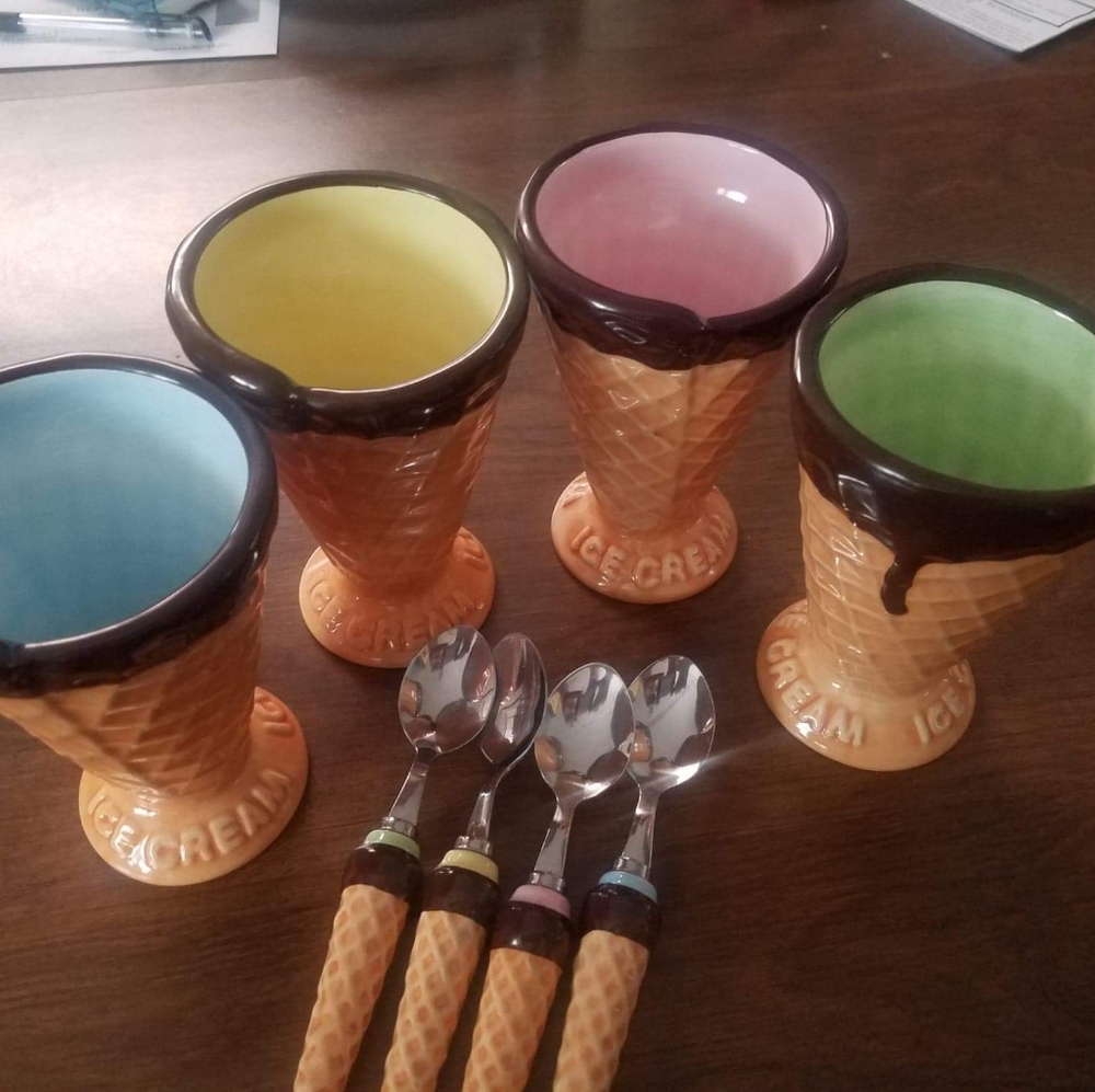 Set of 4 ice cream bowls and spoons